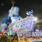 Defendendo o título, a escola fechou os desfiles deste ano, amanhecendo o dia deste domingo, 11, no Sambódromo de Macapá - Foto: Nayana Magalhães/GEA