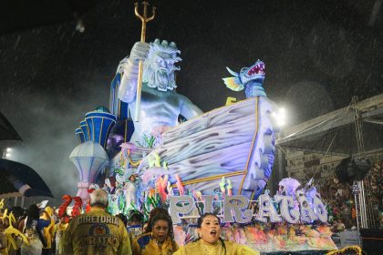 Defendendo o título, a escola fechou os desfiles deste ano, amanhecendo o dia deste domingo, 11, no Sambódromo de Macapá - Foto: Nayana Magalhães/GEA
